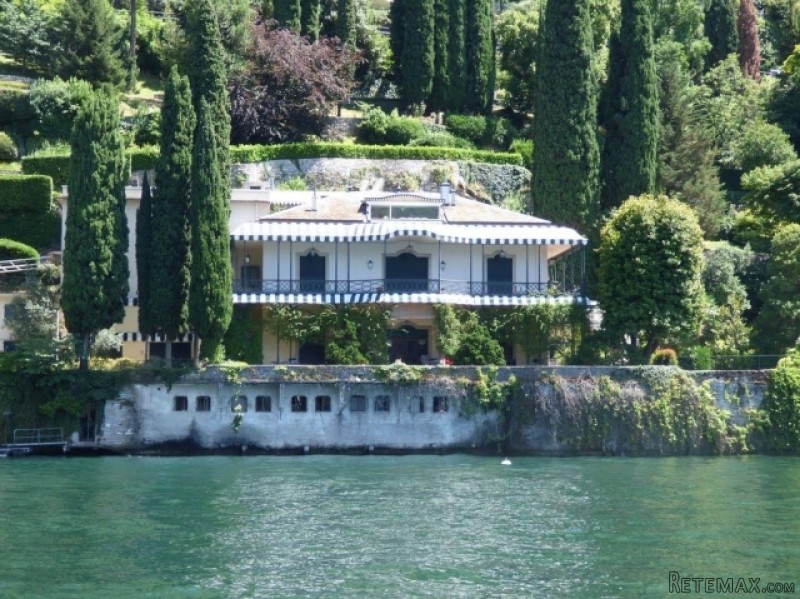 Lakeside Penthouse with pool & boat..