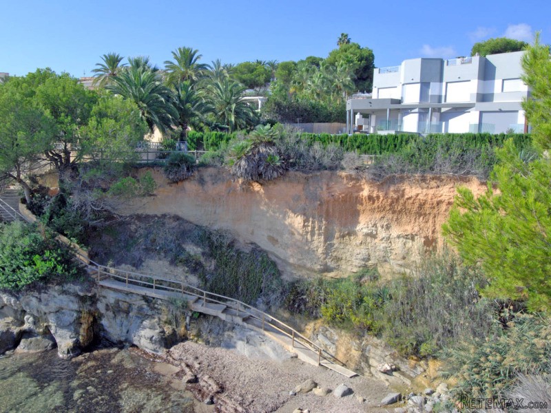 5 Bedrooms - Villa - Alicante - For Sale