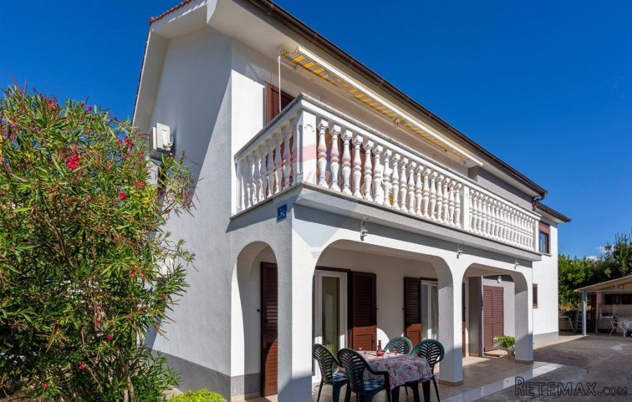 Baška - jurandvor - kuća 200m² - vrta 654m² - 2