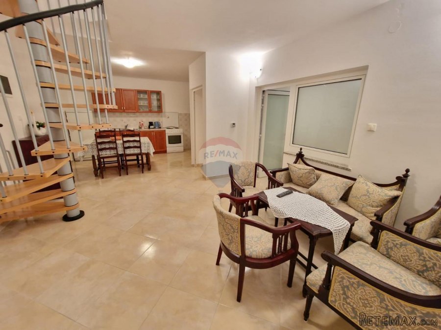 Baška - jurandvor - kuća 200m² - vrta 654m² - 5