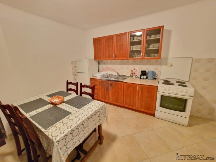 Baška - jurandvor - kuća 200m² - vrta 654m² - 7