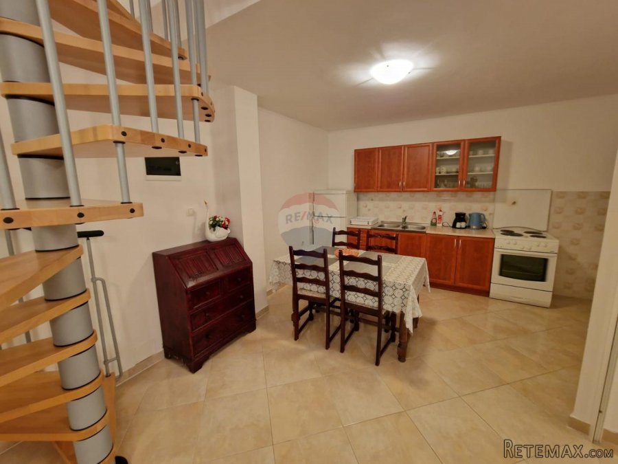 Baška - jurandvor - kuća 200m² - vrta 654m² - 8