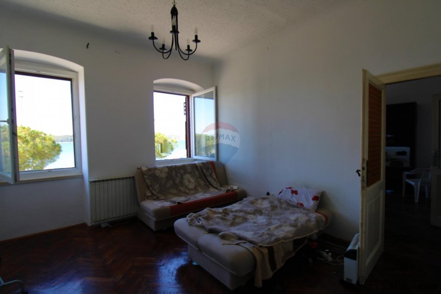 Rovinj,pola kuće s vrtom60m2 i poslovnim prostorom-otvoreni