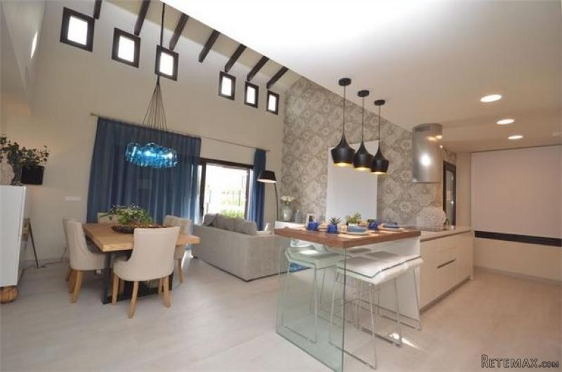 3 bedroom detached house for sale - 2