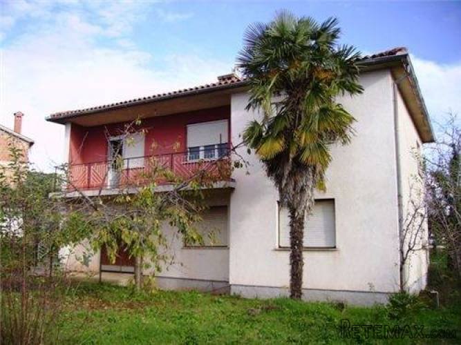 ISTRA, PULA OKOLICA, SAMOSTOJEĆA KUĆA SA VELIKOM OKUĆNICOM