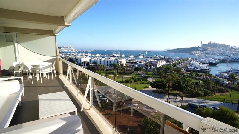 4 bedroom Apartment For Sale: Marina..