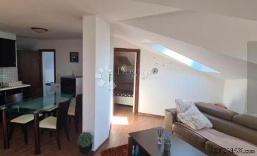 APARTMAN U POTKROVLjU 50m2(u naravi 70m2)