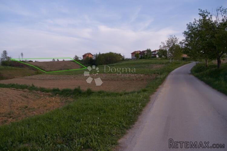 Prostrana parcela u prigradskom naselju - 2