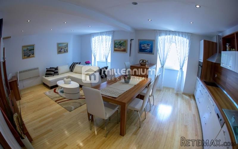 Karlobag, uređena kuća od 265m2, 2. red od mora - 2