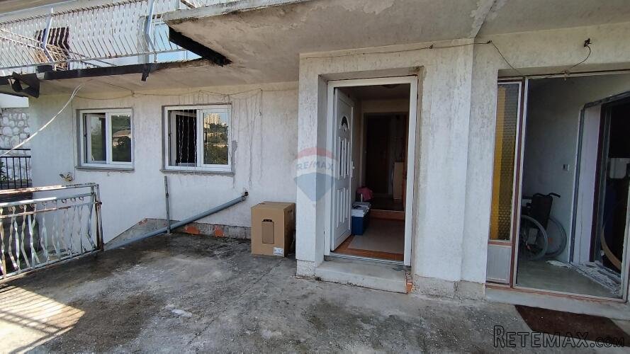 Kostrena - kuća s tri stana i dvije garaže - 2