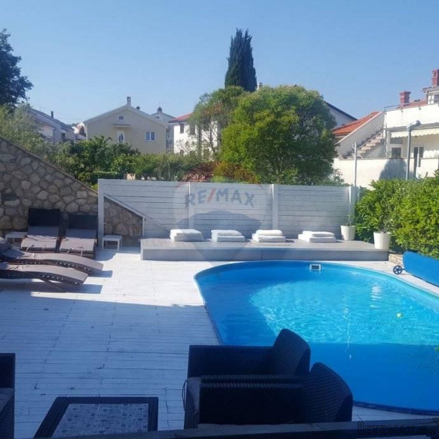 MALINSKA-kuća sa šest apartmana i bazenom -uhodani posao - 2