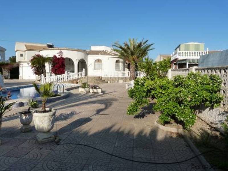 3 Bedroom 2 Bathroom Villa In..