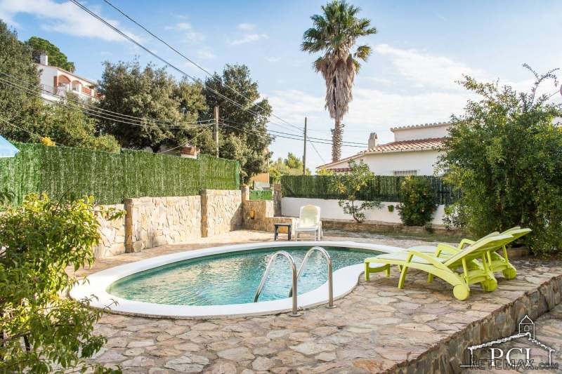 /082 Semi Detached house with private..