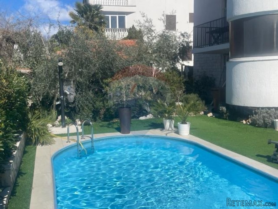 MALINSKA-kuća sa šest apartmana i bazenom -uhodani posao - 9
