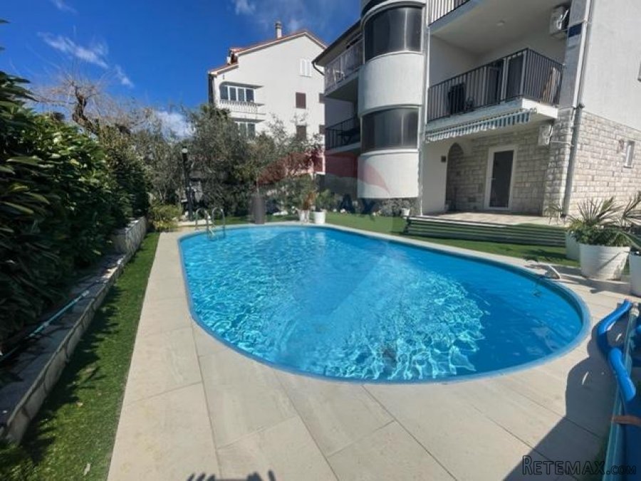 MALINSKA-kuća sa šest apartmana i bazenom -uhodani posao - 10
