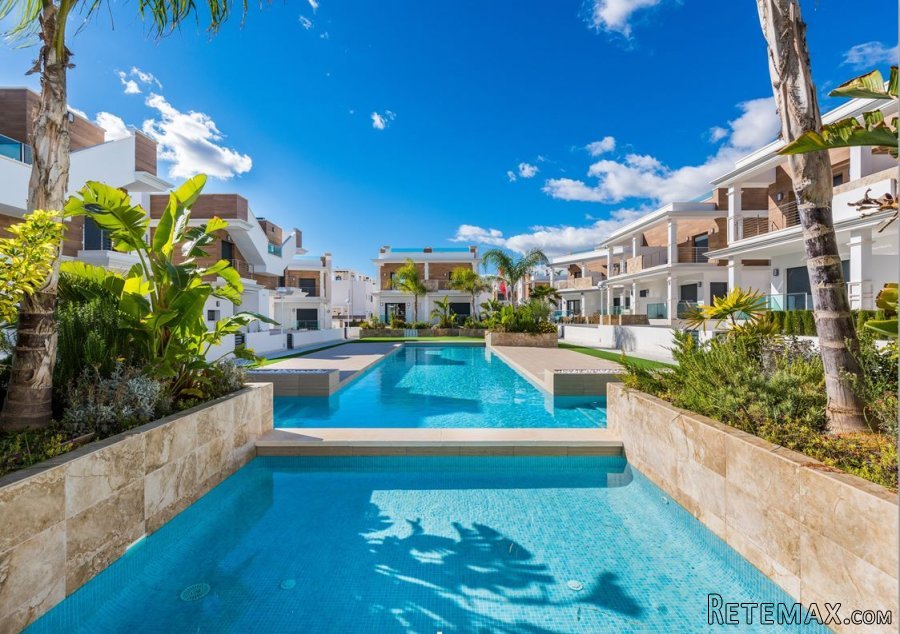Beautiful townhouse in Ciudad Quesada. A gated community..