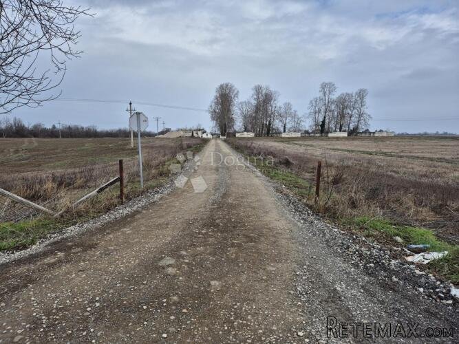 GRAĐEVINSKO ZEMLJIŠTE ZA IZGRADNJU FARME – 32.000 m² - 3
