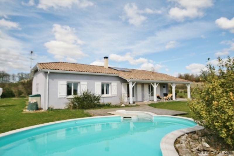 3 bedroom villa with heated swimming..