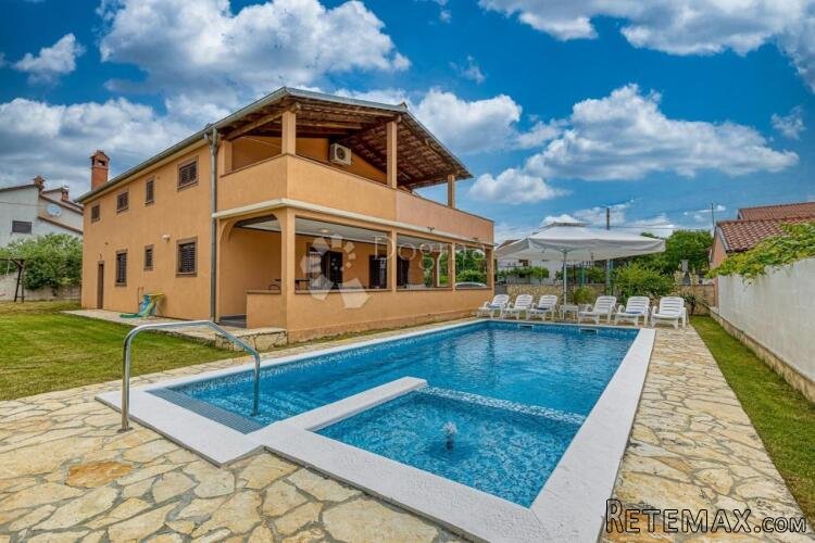 PREKRASNA SAMOSTOJEĆA KUĆA S DVA STANA I BAZENOM U LOBORICI