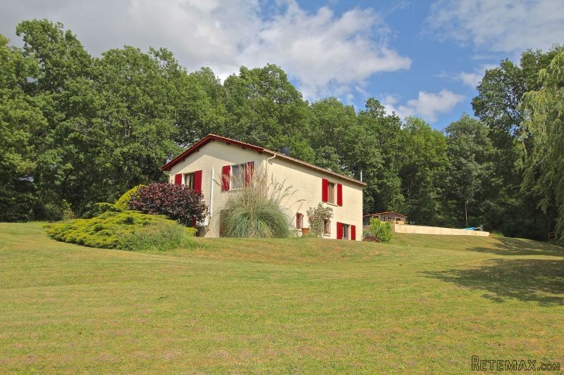 Charming 3-bed villa in rural, yet..