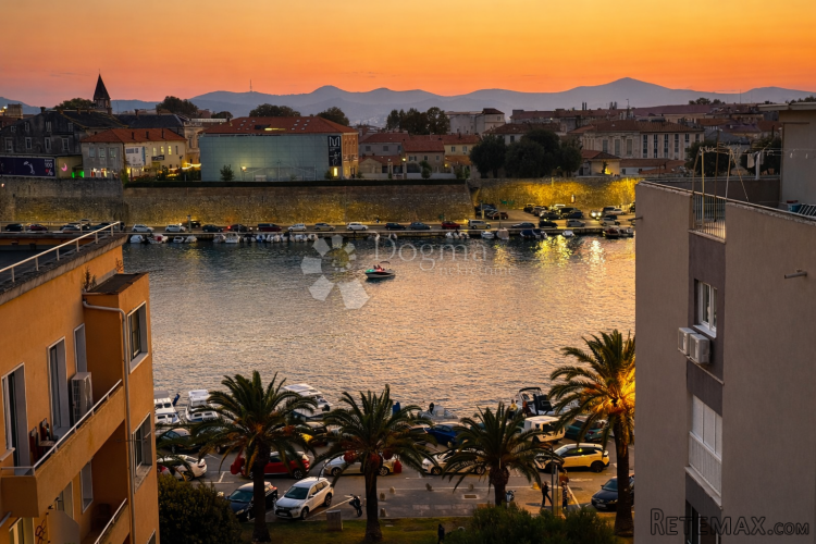 TOP PRILIKA! Zadar (Branimirova obala) - renovirani stan s l
