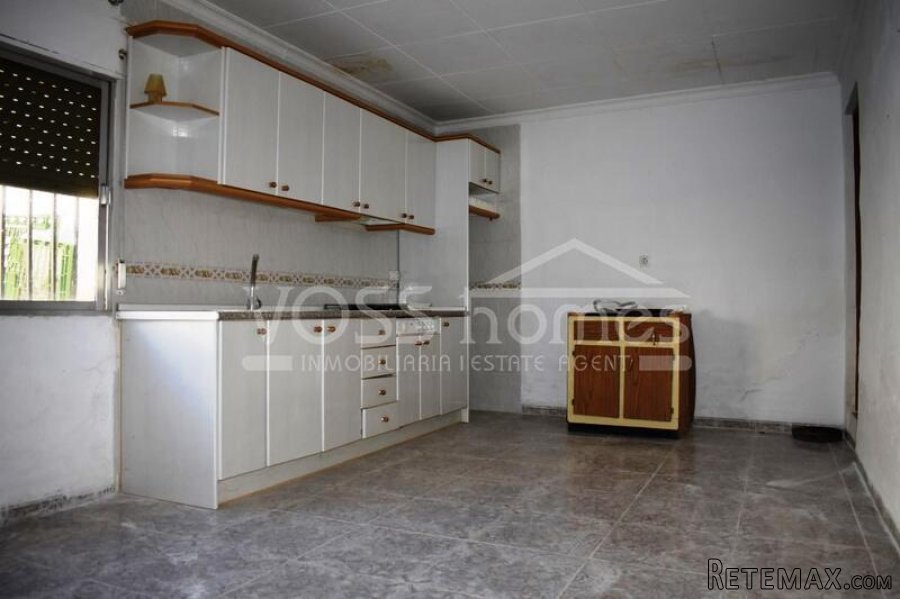 A 4 bedroom, 1 bathroom village house of 160m2 with garage.. - 11