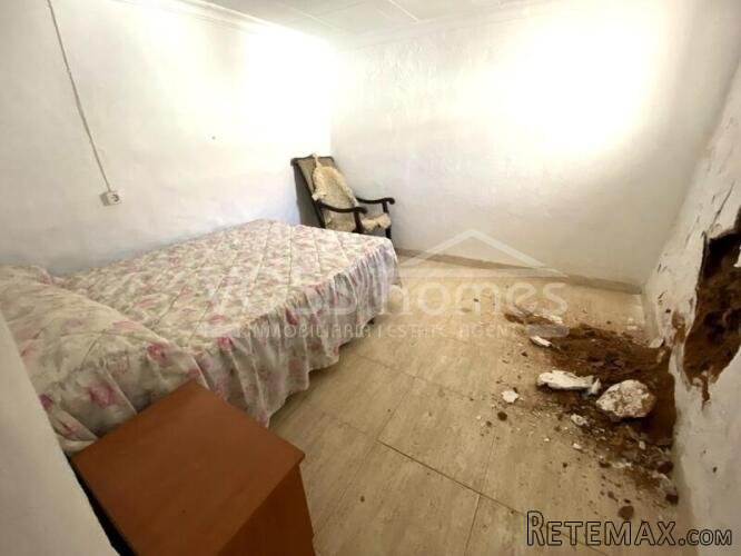 A spacious 3 bed, 1 bath Town House of 160m2 within the.. - 11