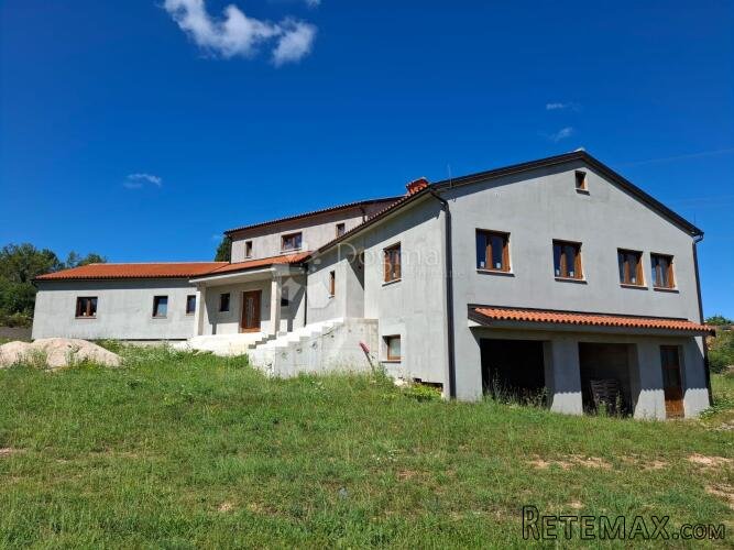 Villa u Rovinjskom Selu, ROH BAU 550 m2, sa građevinskom oku