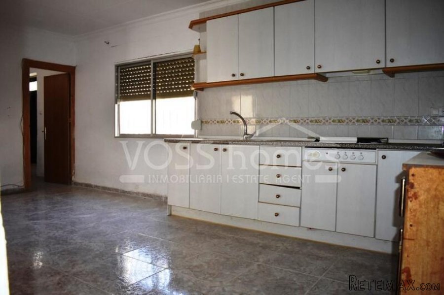 A 4 bedroom, 1 bathroom village house of 160m2 with garage.. - 12