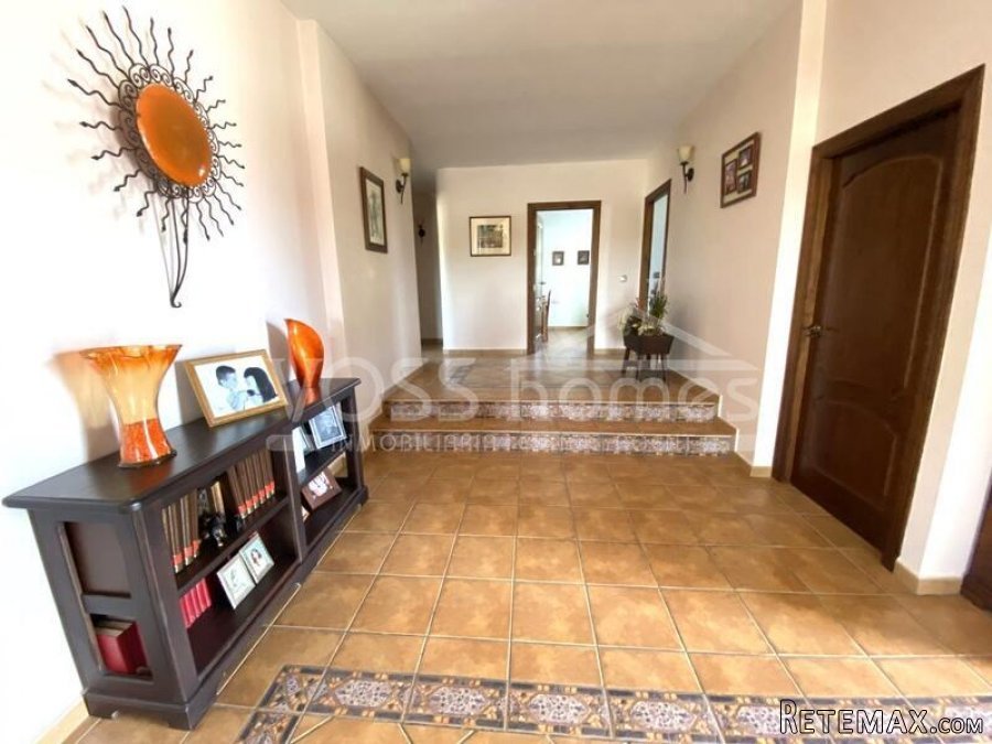 A beautifully large and spacious, light and airey quality.. - 12