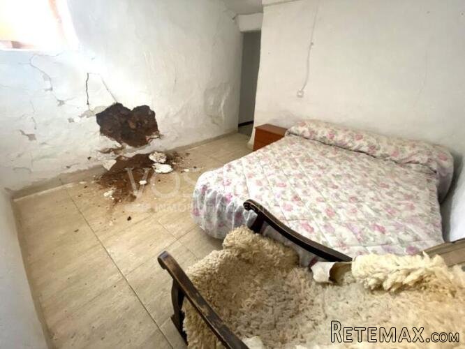 A spacious 3 bed, 1 bath Town House of 160m2 within the.. - 12
