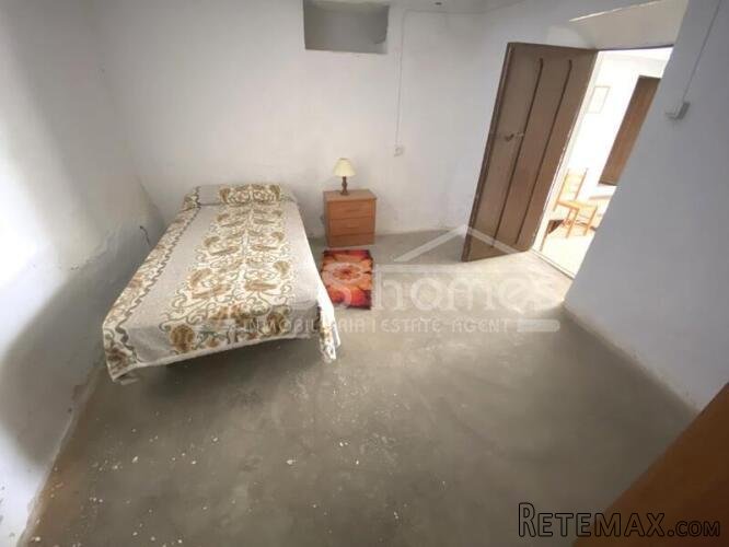 A spacious 3 bed, 1 bath Town House of 160m2 within the.. - 13