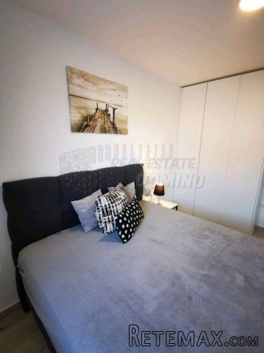 Prekrasan dizajnerski opremljen apartman s bazenom! - 13
