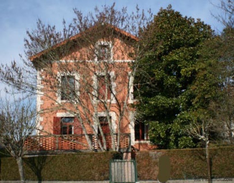 Well Appointed 5 Bed/4 Bath Village..
