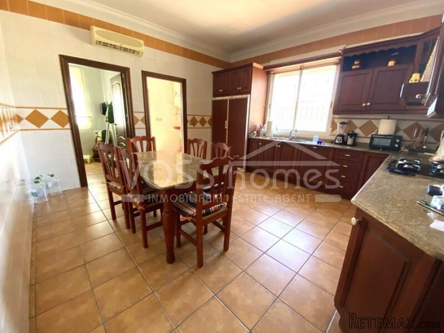 A beautifully large and spacious, light and airey quality.. - 14