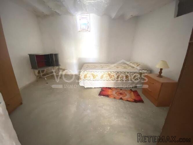A spacious 3 bed, 1 bath Town House of 160m2 within the.. - 14