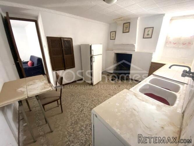 A spacious 3 bed, 1 bath Town House of 160m2 within the.. - 16