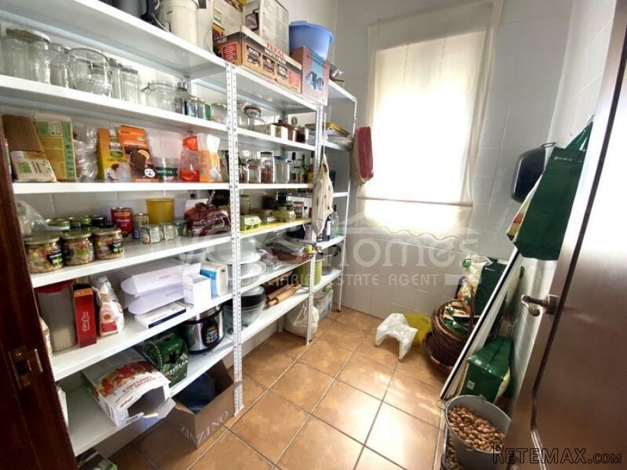 A beautifully large and spacious, light and airey quality.. - 17