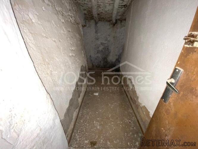 A spacious 3 bed, 1 bath Town House of 160m2 within the.. - 17