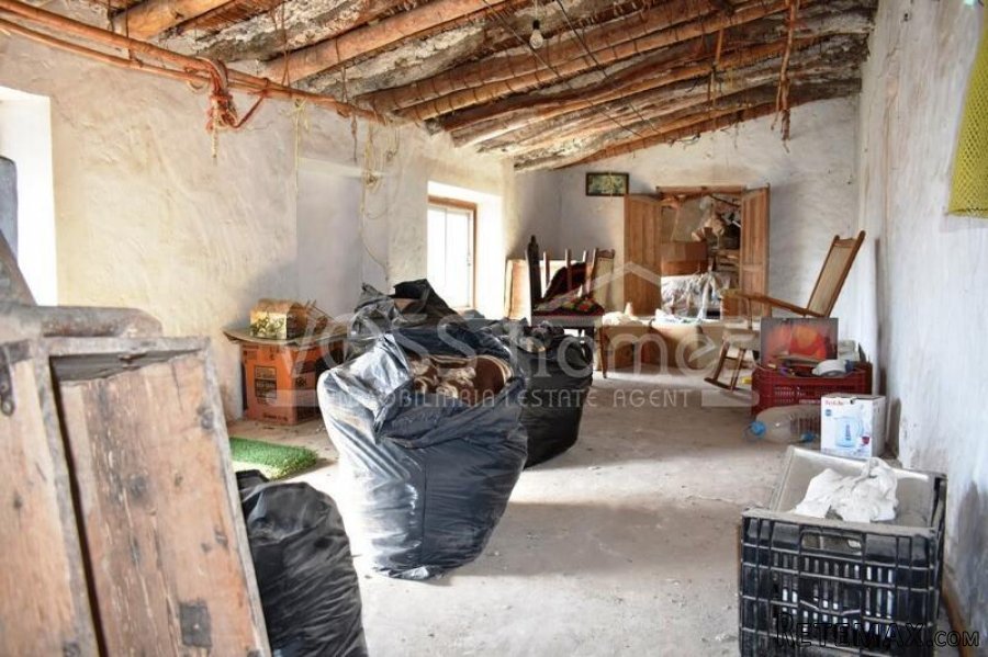 A 4 bedroom, 1 bathroom village house of 160m2 with garage.. - 18