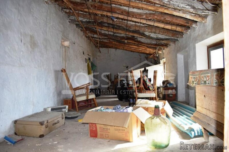 A 4 bedroom, 1 bathroom village house of 160m2 with garage.. - 19