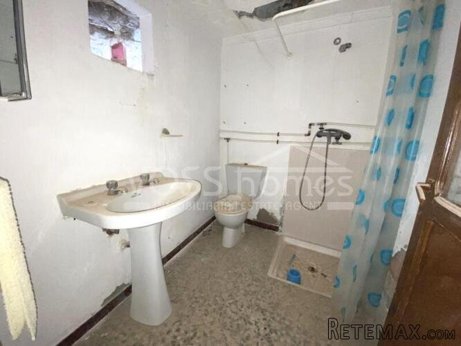 A spacious 3 bed, 1 bath Town House of 160m2 within the.. - 19