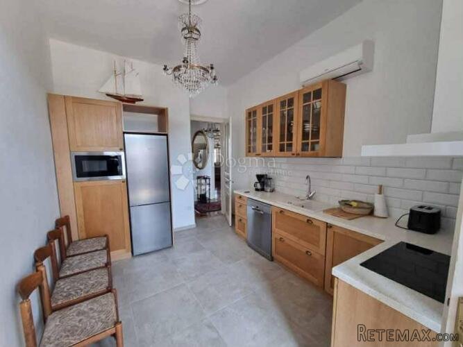 Kompletno renoviran stan u samom centru Pule – 93 m² s teras