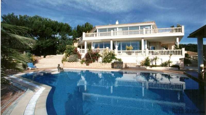 Stunning villa with 260º sea view