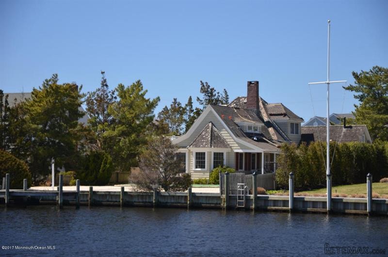 4 bedroom Detached House For Sale: 955..