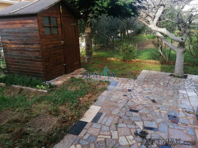 Novigrad, stan s vrtom na dobroj lokaciji! - 2