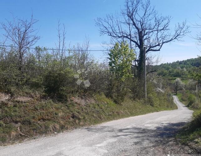 Zemljište uz asfaltiranu cestu - 2