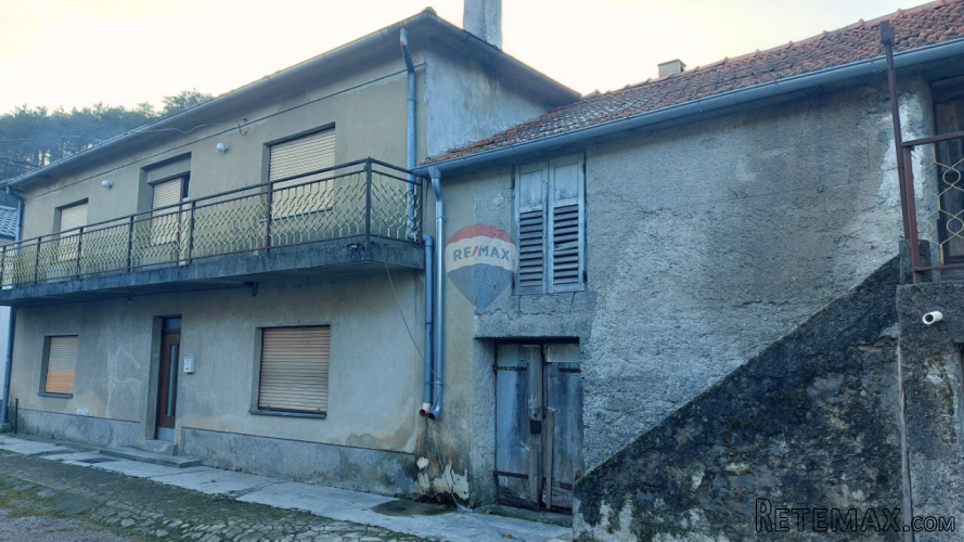 Klana, Studena - obiteljska kuća sa dvije gospodarske zgrade