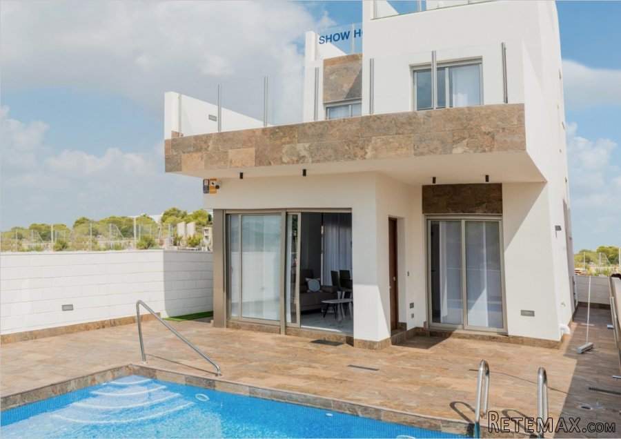 Nice duplex located in Villamartin, Orihuela Costa. The..