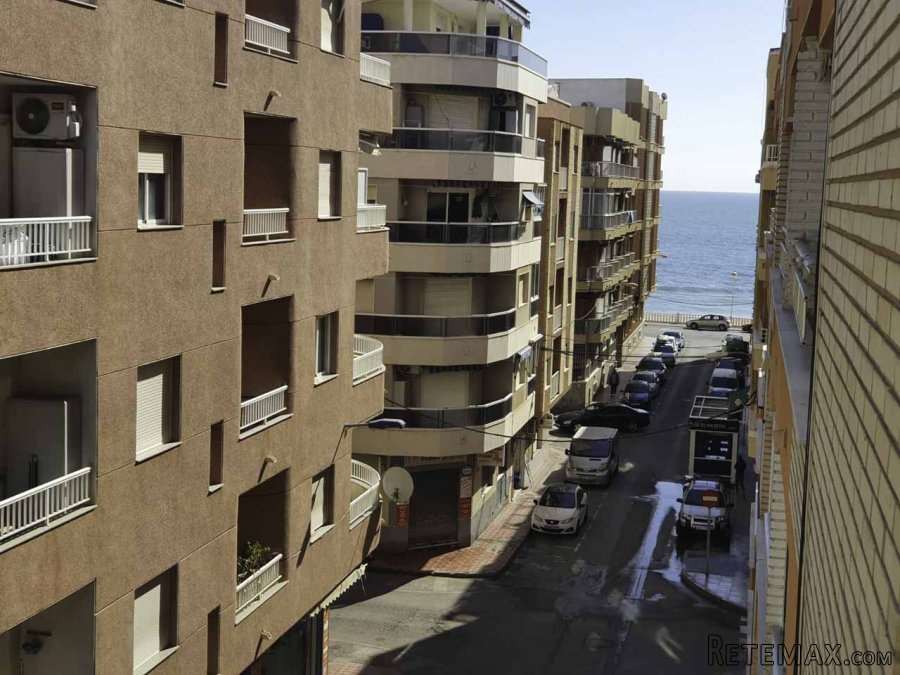 Spacious flat in Playa de los Locos with a large terrace..